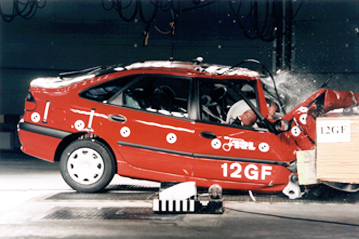 Краш тест Renault Laguna (1997)